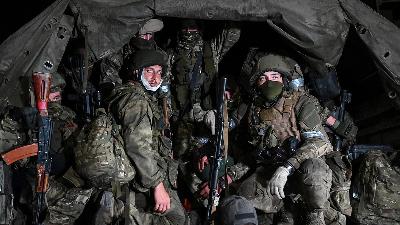 Fighters of Wagner private mercenary group, including Roman Yamalutdinov (left), pull out of the headquarters of the Southern Military District to return to base, in the city of Rostov-on-Don, Russia, June 24, 2023. REUTERS/Stringer