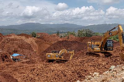Aktivitas eksplorasi areal pertambangan ore untuk nikel yang berada di Pomala, Kolaka, Sulawesi Tenggara. TEMPO/Iqbal Lubis