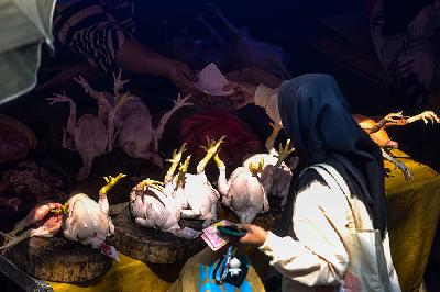 Warga membeli ayam di Pasar Kebayoran Lama, Jakarta, 3 Juli 2023. TEMPO/Tony Hartawan
