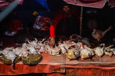 Pedagang menata ayam di Pasar Kebayoran Lama, Jakarta, 3 Juli 2023. TEMPO/Tony Hartawan