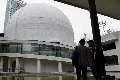 Melihat kondisi gedung Planetarium dan Observatorium Jakarta (POJ) setelah selesai direvitalisasi di Taman Ismail Mazuki, Cikini, Jakarta, 14 Maret 2023. TEMPO/ Febri Angga Palguna