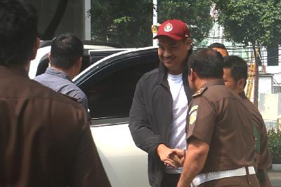 Menteri Pemuda dan Olahraga Dito Ariotedjo (tengah) tiba untuk menjalani pemeriksaan di Gedung Bundar Kejaksaan Agung, Jakarta, 3 Juli 2023. TEMPO/Subekti