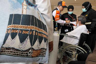 Petugas mendata peserta ibadah haji yang sakit setibanya di hotel kawasan Syisyah, Mekah, Arab Saudi, 6 Juni 2023. ANTARA/Wahyu Putro A