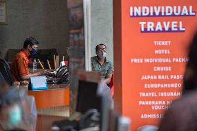 Petugas biro perjalanan melayani pelanggan di Panorama Tour Jakarta. Tempo/Tony Hartawan