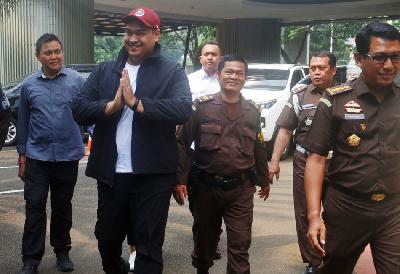 Menteri Pemuda dan Olahraga Dito Ariotedjo (kiri kedua) tiba untuk menjalani pemeriksaan di Gedung Bundar Kejaksaan Agung, Jakarta, 3 Juli 2023. TEMPO/Subekti
