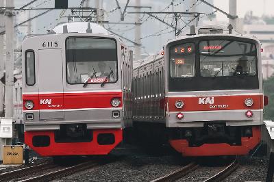 Kereta rel listrik commuter line di Stasiun Manggarai, Jakarta, 1 Maret 2023. TEMPO / Hilman Fathurrahman W