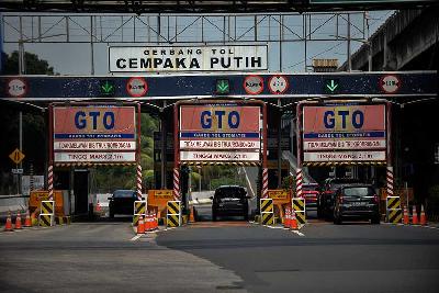 Kendaraan memasuki gerbang tol Cempaka Putih, Jakarta, 27 Mei 2022. Tempo/Tony Hartawan