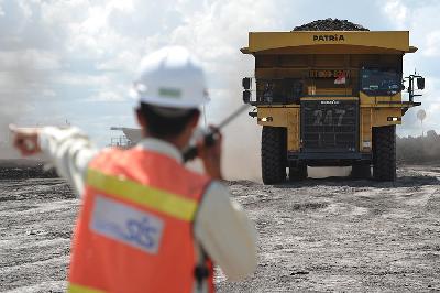 Petugas memantau heavy dump truck yang mengangkut batu bara di kawasan tambang batu bara milik Adaro, Tabalong, Kalimantan Selatan. ANTARA/Sigid Kurniawan