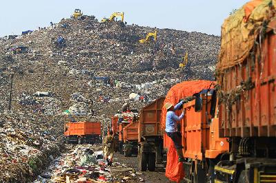 Truk sampah dari DKI Jakarta di Tempat Pengolahan Sampah Terpadu (TPST) Bantar Gebang, Bekasi, Jawa Barat. TEMPO/Subekti