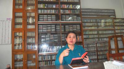 Elisabeth Twitien, calon penerus kepemimpinan Pusat Musik Liturgi (PML) di ruang penyimpanan dokumentasi PML, Yogyakarta, 4 Juli 2023. Tempo/Pito Agustin Rudiana