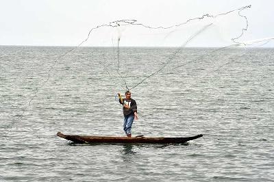 Nelayan menjaring ikan secara tradisional di Danau Singkarak, Tanah Datar, Sumatera Barat, 22 Juni 2023. ANTARA/Arif Firmansyah