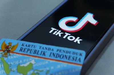 Ilustrasi pengguna membuka aplikasi tiktok di Bogor, 7 Juli 2023. Tempo/Bintari Rahmanita