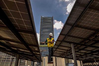 Perawatan panel surya di Jakarta, 5 Mei 2023. Tempo/Tony Hartawan