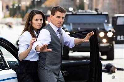 Tom Cruise (kanan) dan Hayley Atwell dalam adegan film Mission: Impossible - Dead Reckoning. Dok IMDB