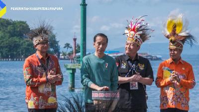 Presiden Jokowi membuka Papua Street Carnival. Ajang kreativitas produk usaha kecil menengah.