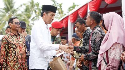 Presiden Joko Widodo menyerahkan santunan kepada para korban dan ahli waris korban pelanggaran HAM usai peluncuran penyelesaian pelanggaran HAM berat di Rumoh Geudong, Pidie, Aceh, 27 Juni 2023. Antara/Khalis Surry