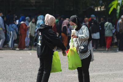 Keluarga penerima manfaat (KPM) memeriksa kantung berisi bantuan sosial bahan pangan di halaman Monumen Perjuangan Rakyat di Bandung, Jawa Barat, 10 Mei 2023. TEMPO/Prima Mulia