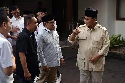 Ketua Umum Partai Gerindra Prabowo Subianto (kanan) dan Ketua Umum Partai Kebangkitan Bangsa (PKB) Muhaimin Iskandar (tengah) berbincang usai melakukan pertemuan di Rumah Dinas Widya Chandra, Jakarta, 9 Juli 2023. TEMPO/M Taufan Rengganis