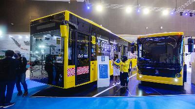 Two electric buses manufactured by Mobil Anak Bangsa were on display in the Periklindo Electric Vehicle Show (PEVS) 2022 at the JIExpo Kemayoran, July 22, 2022.
Tempo/Tony Hartawan/Photo File
