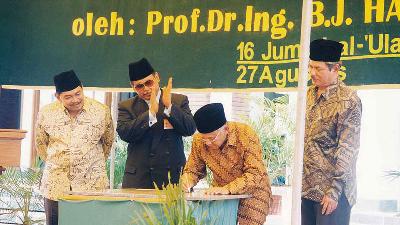 President BJ Habibie (second right) officiating Al-Zaytun, accompanied by Panji Gumilang (second left), on August 27, 1999.
From the book Al Zaytun, Source of Inspiration
