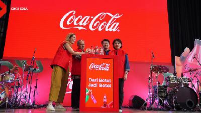 The recycling process of used Coca-Cola plastic bottles at Amandina Bumi Nusantara gets community support.