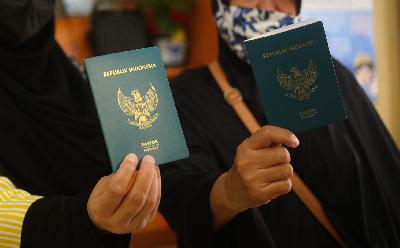Warga menunjukkan paspor di Kantor Imigrasi Kelas I Khusus Non TPI Jakarta Selatan, Jakarta. TEMPO/ Hilman Fathurrahman W