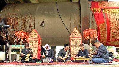 Penampilan seni musik tradisional rabab di bawah kiln Pabrik Indarung I, di kawasan PT Semen Padang, Lubuk Kilangan, Padang, Sumatera Barat, 5 Juli 2023. Fachri Hamzah