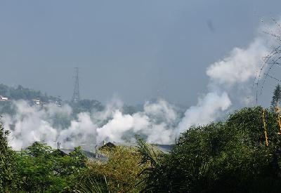 Ilustrasi cerobong asap pabrik-pabrik yang berada di Kabupaten Bandung Barat, Jawa Barat, 2019. TEMPO/STR/Prima Mulia