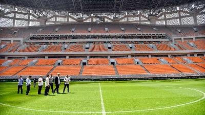 Menteri Pemuda dan Olahraga Dito Ariotedjo (kedua kanan) meninjau Stadion Jakarta International Stadium (JIS) di Papanggo, Tanjung Priok, Jakarta Utara, 4 Juli 2023/ANTARA/M Risyal Hidayat