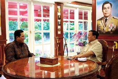 Menteri Pertahanan Prabowo Subianto (kanan) menerima kunjungan Menteri BUMN sekaligus Ketua Umum PSSI Erick Thohir, di Kantor Kemhan, Jakarta,  17 Mei 2023. Dok. Biro Humas Setjen Kemenhan RI
