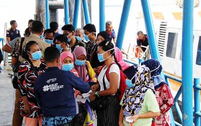 Sejumlah wanita pekerja migran yang dideportasi dari Malaysia menjalani pemeriksaan di Pelabuhan Pelindo Dumai, Riau, 10 Februari 2023. ANTARA/Aswaddy Hamid