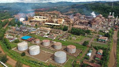 Foto udara aktivitas pemurnian nikel di areal pabrik smelter milik PT Antam di Kecamatan Pomalaa, Kolaka, Sulawesi Tenggara, Desember 2022. Antara/Jojon