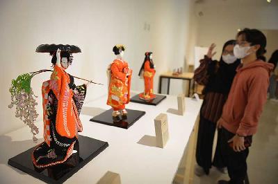 Pengunjung mengamati boneka di pameran NINGYO bertajuk "Art and Beauty of Japanese dolls", Galeri Nasional Indonesia, Gambir, Jakarta, 14 Juli 2023. TEMPO/ Febri Angga Palguna