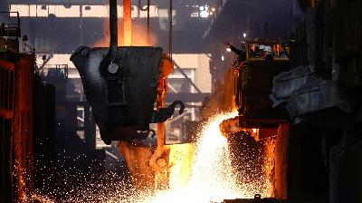 Proses peleburan nikel di pabrik smelter nikel PT Vale Tbk di Sorowako, Sulawesi Selatan, 30 Maret 2023. Reuters/Ajeng Dinar Ulfiana