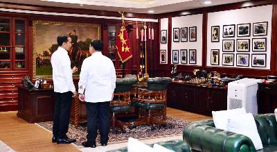 Presiden Joko Widodo dan Menteri Pertahanan Prabowo Subianto berbincang di Kantor Kementerian Pertahanan, Jakarta, 18 Januari 2023. BPMI Setpres/Lukas