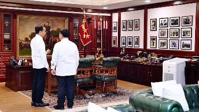 Prabowo Subianto (right) receives President Joko Widodo at his office in Jakarta, January 18.
Presidential Secretariat/Lukas
