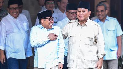 Gerindra Party Chairman Prabowo Subianto (right) and National Awakening Party (PKB) Chairman Muhaimin Iskandar (left) after a meeting at the Widya Chandra area, Jakarta, July 9. 
ANTARA/Galih Pradipta
