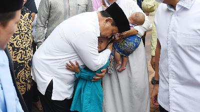 Prabowo Subianto hugs a child as he attends a gathering at the Istiqlal Mosque, Jakarta, May 18. 
ANTARA/Akbar Nugroho Gumay
