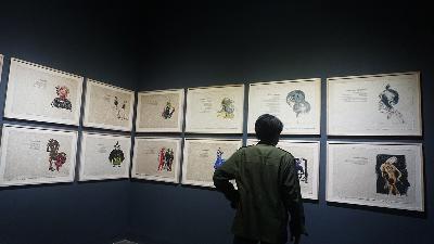 A visitor explores Goenawan Mohamad’s art works on display at the ArtJog exhibition room taking the theme of Kitab Hantu (Book of Ghosts), July 6. 
TEMPO/Shinta Maharani
