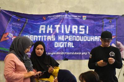 Warga melakukan aktivasi identitas kependudukan digital saat Dukcapil Family Fest 2023-seri 2 di Mal Boxies123, Kota Bogor, Jawa Barat, 11 Juni 2023. ANTARA/Arif Firmansyah/nz
