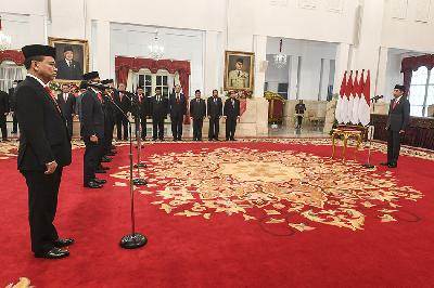 Presiden Joko Widodo melantik Menteri Komunikasi dan Informatika (Menkominfo) Budi Arie Setiadi (kiri) di Istana Negara, Jakarta, 17 Juli 2023. ANTARA/Hafidz Mubarak A