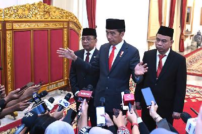 Presiden Joko Widodo (tengah) didampingi Menteri Komunikasi dan Informatika Budi Arie Setiadi (kanan) usai pelantikan di Istana Negara, Jakarta, 17 Juli 2023.  BPMI Setpres/Kris