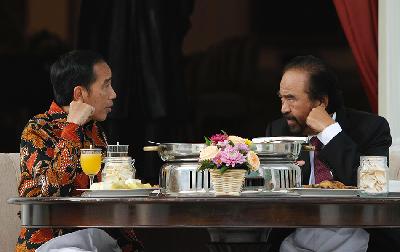 Presiden Joko Widodo (kiri) menerima kunjungan Ketua Umum Partai Nasional Demokrat (Nasdem) Surya Paloh di Istana Merdeka, Jakarta, 22 November 2016. TEMPO/Subekti