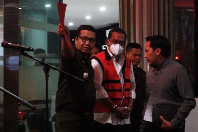 Tersangka pemilik PT Lawu Agung Mining Windu Aji Sutanto (tengah) berjalan menuju mobil tahanan di Gedung Bundar, Kejaksaan Agung, Jakarta, 18 Juli 2023.  ANTARA/Reno Esnir