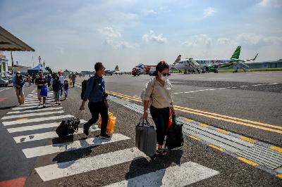 Penumpang berjalan menuju tempat pengambilan bagasi saat tiba di Bandara Husein Sastranegara, Bandung, Jawa Barat, 13 Juli 2023. ANTARA/Raisan Al Farisi