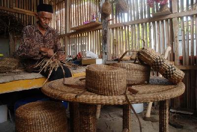 Produk UMKM yang terbuat dari eceng gondok di Kampung Cicalengka, Desa Mekarmukti, Kecamatan Cihampelas, Kabupaten Bandung Barat, Jawa Barat, 23 Januari 2023. TEMPO/Prima Mulia