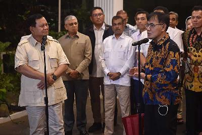 Ketua Umum Partai Gerindra Prabowo Subianto (kiri) dan Politisi PDI Perjuangan Budiman Sudjatmiko memberikan keterangan setelah melakukan pertemuan di rumah Kertanegara, Jakarta, 18 Juli 2023. TEMPO/M Taufan Rengganis