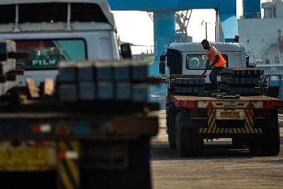 Bongkar muat baja billet di pelabuhan Tanjung Priok, Jakarta. Tempo/Tony Hartawan