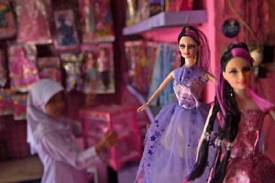 Toko penjual rumah dan asesoris boneka Barbie di Cidurian Selatan, Bandung, Jawa Barat, 20 Juli 2023. TEMPO/Prima mulia