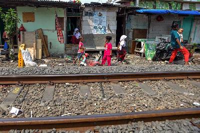 Anak-anak bersiap untuk berangkat sekolah di pemukiman padat kaawasan Kampung Bandan, Jakarta, 17 Juli 2023. Tempo/Tony Hartawan